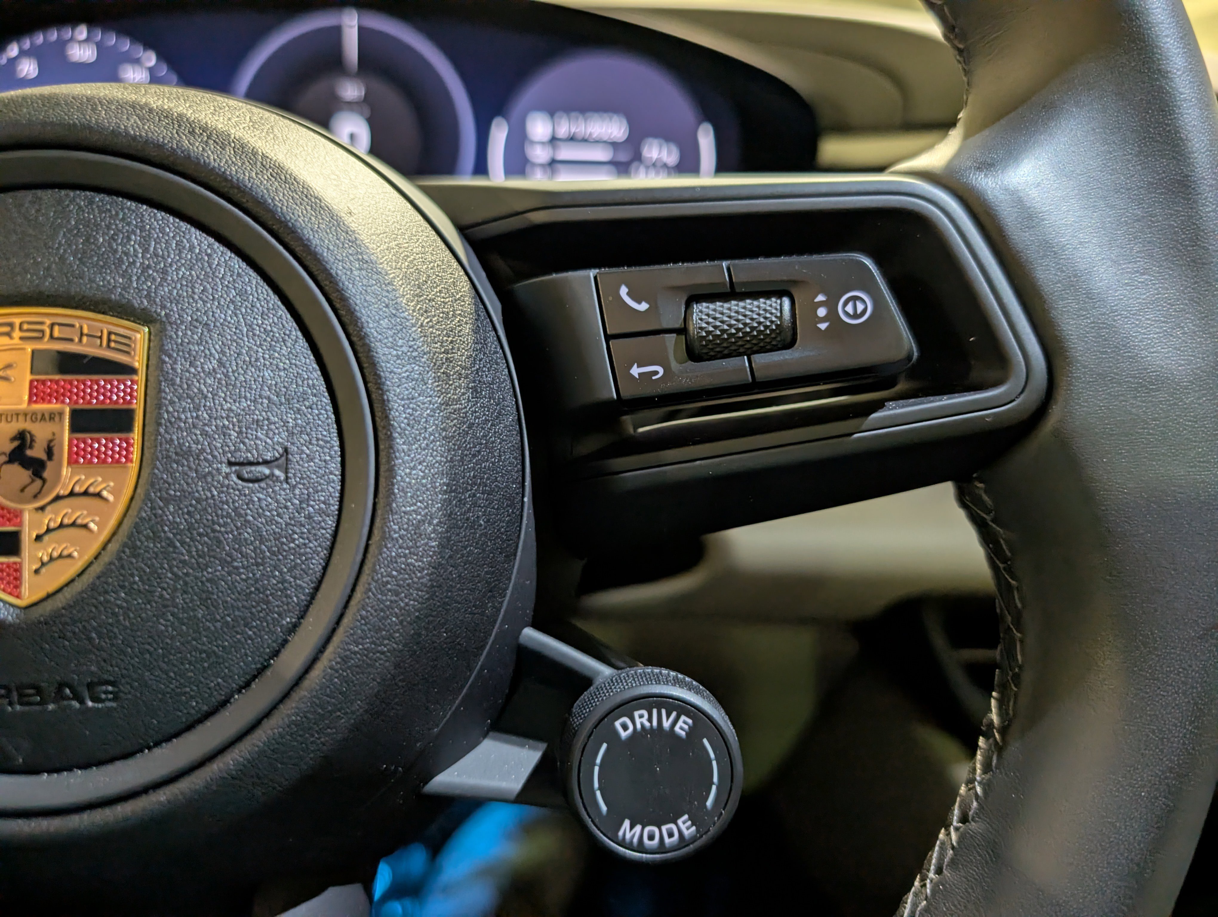 Certified 2025 Porsche Macan Electric image 26