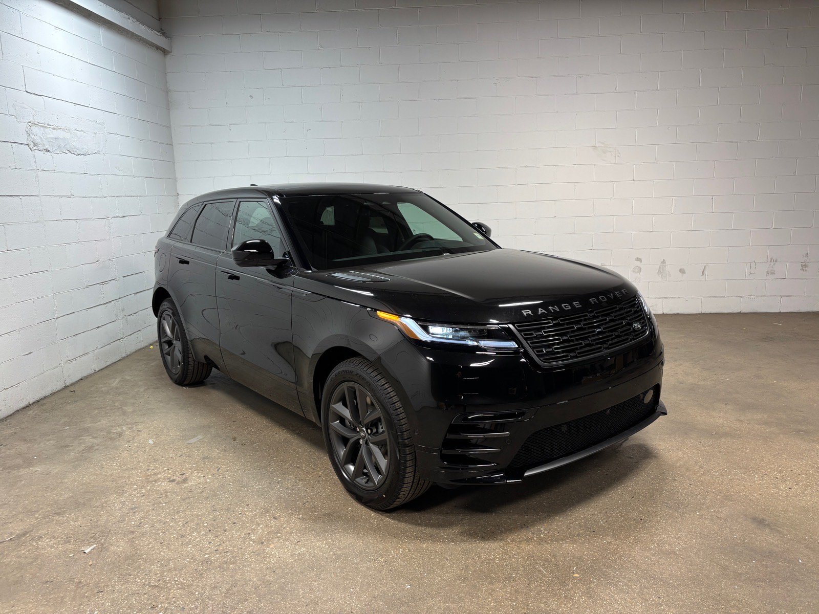 New 2026 Land Rover Range Rover Velar Dynamic SE AWD/4WD image 4