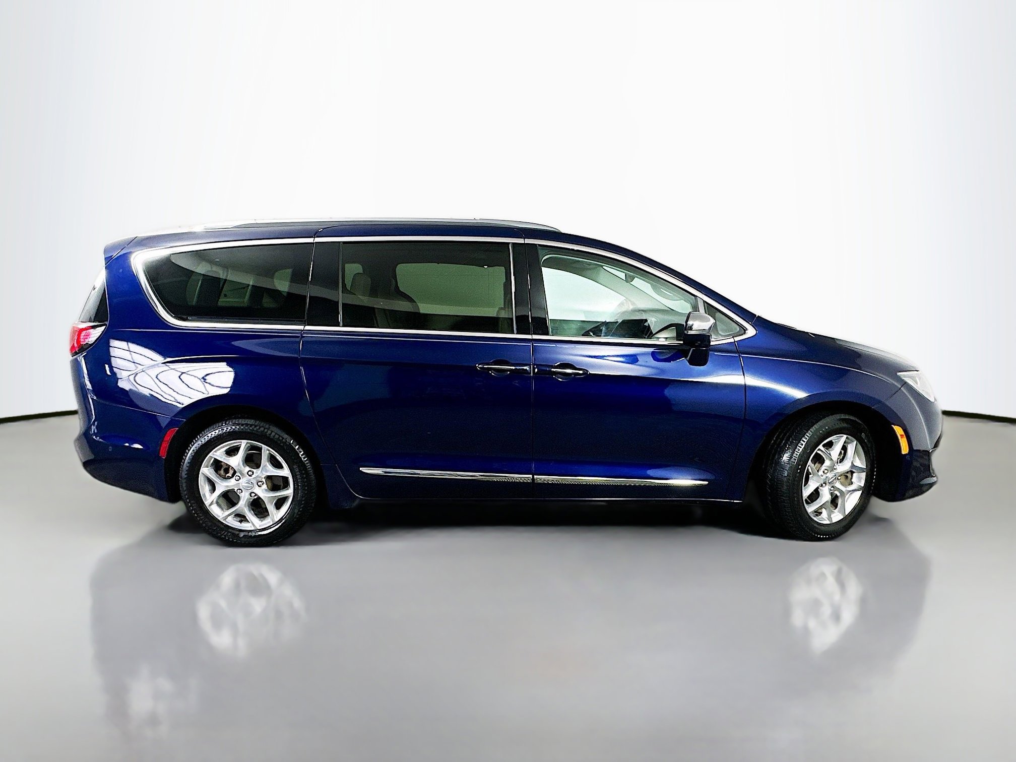 Used 2017 Chrysler Pacifica Limited w/ Advanced Safetytec Group image 8