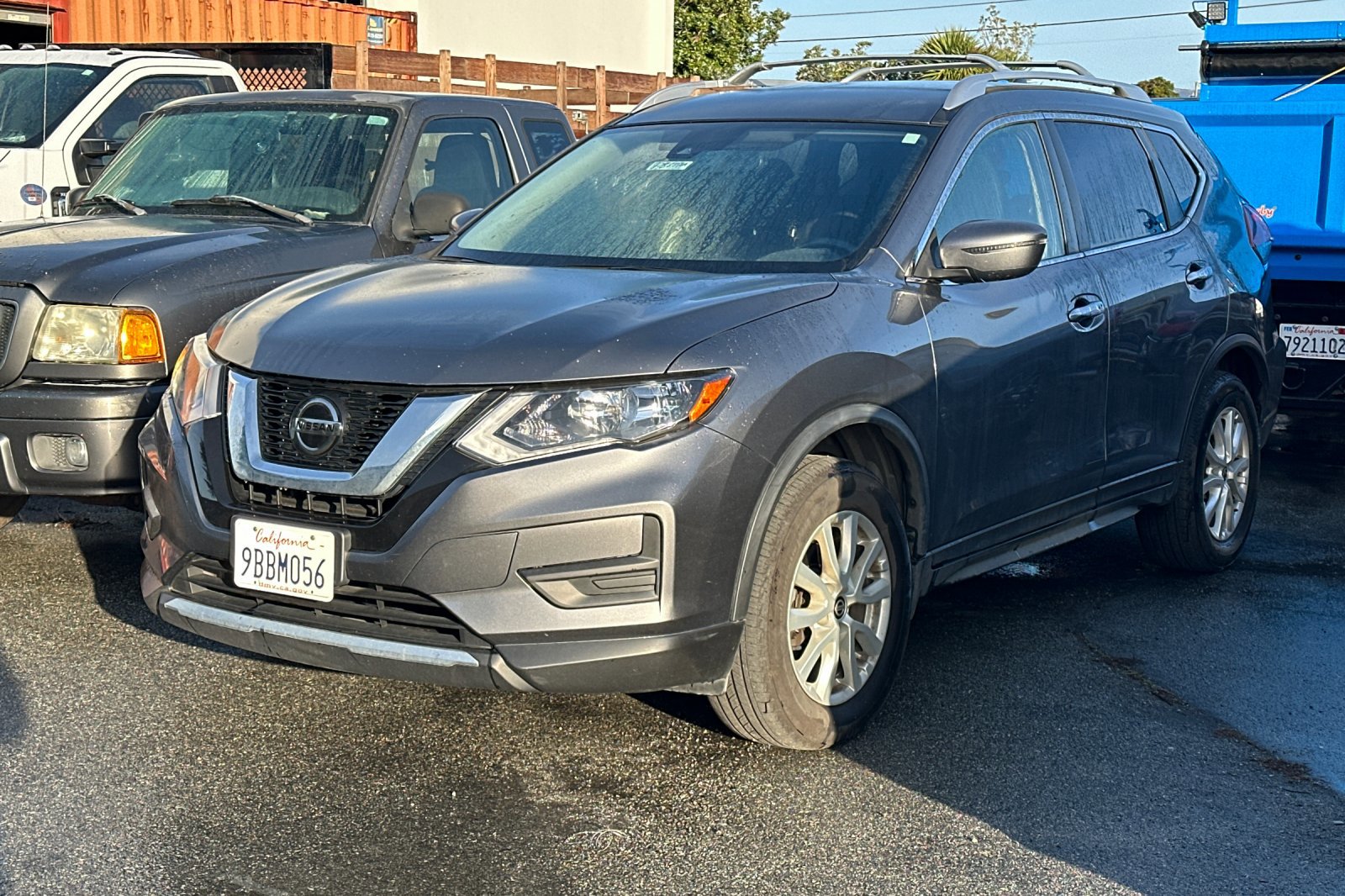 Used 2020 Nissan Rogue SV image 2