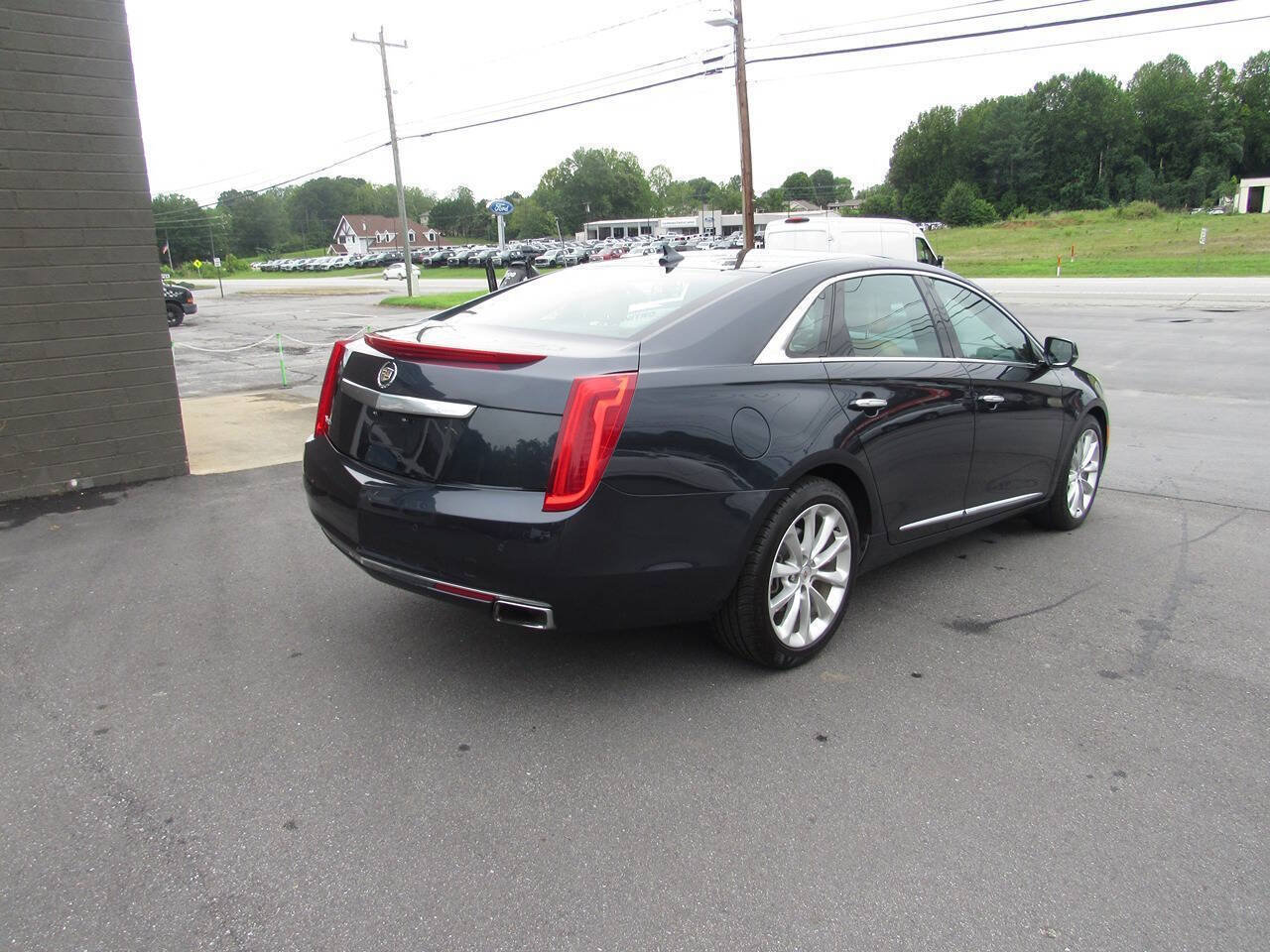 Used 2013 Cadillac XTS Luxury w/ Driver Awareness Package FWD image 4