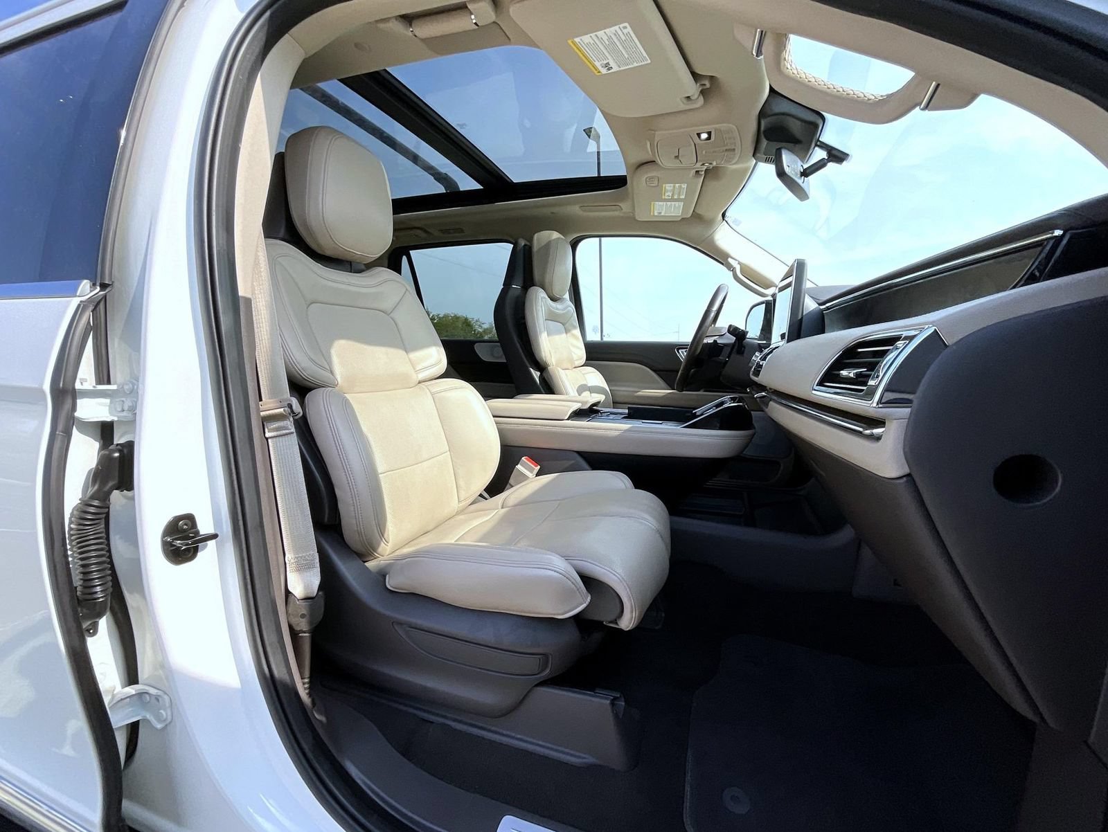 Certified 2023 Lincoln Navigator Reserve AWD/4WD image 16