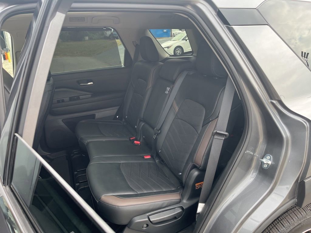 Used 2025 Nissan Pathfinder Platinum w/ Cargo Package image 19