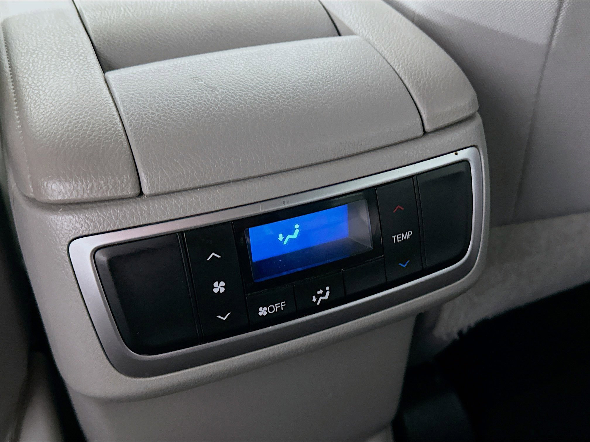 Used 2019 Toyota Highlander LE image 25