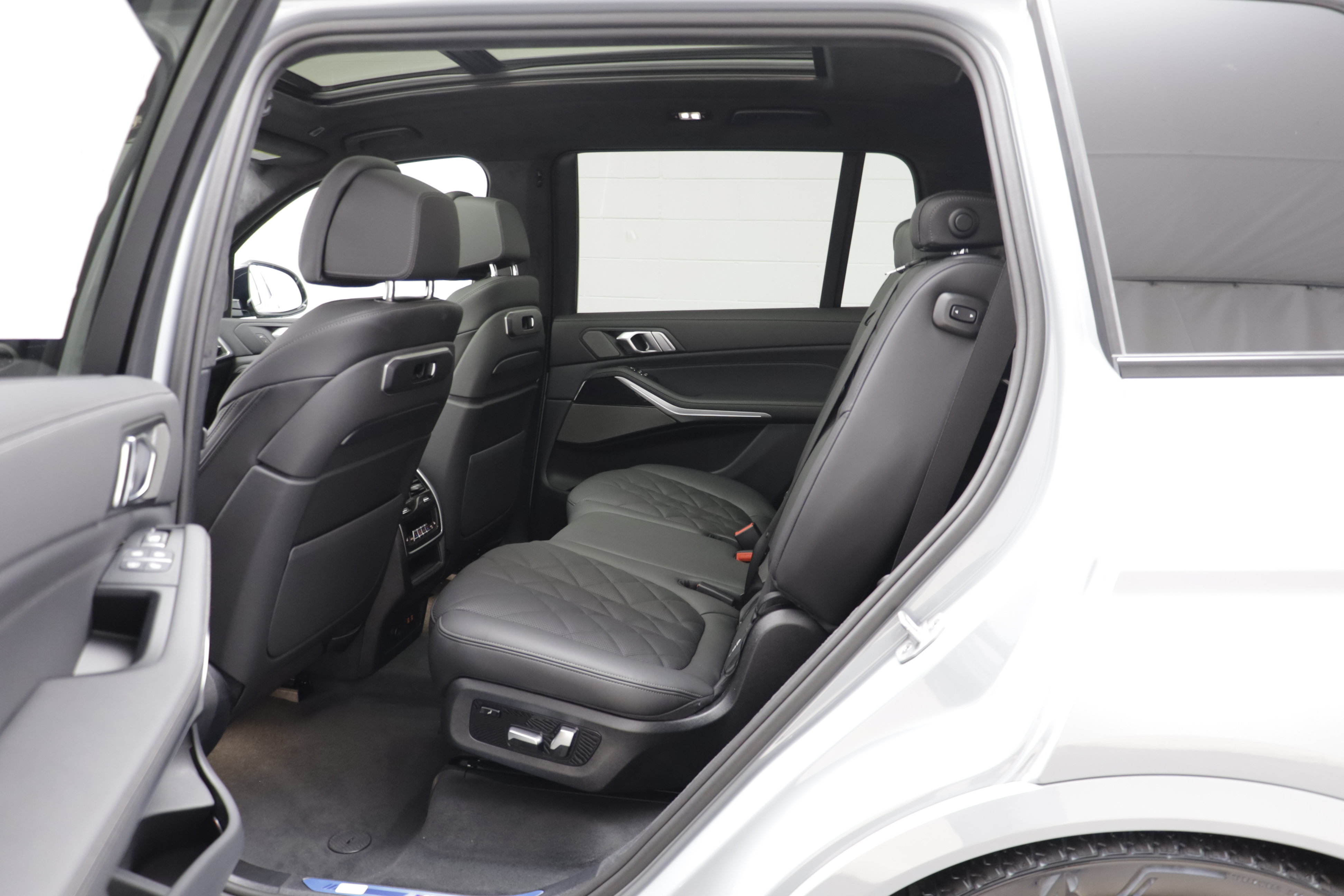 New 2027 BMW X7 xDrive40i w/ M Sport Package AWD/4WD image 14