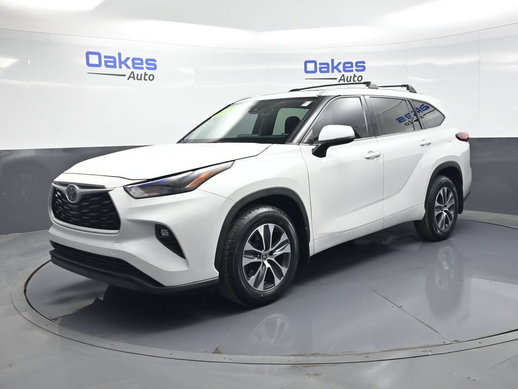 Used 2022 Toyota Highlander XLE AWD/4WD image 3