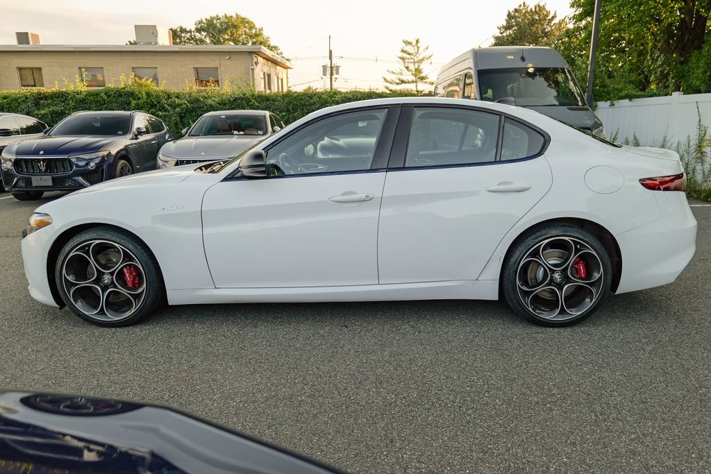 Used 2023 Alfa Romeo Giulia Veloce AWD/4WD image 4