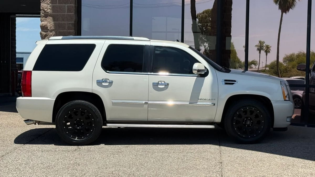 Used 2014 Cadillac Escalade Luxury AWD/4WD image 14