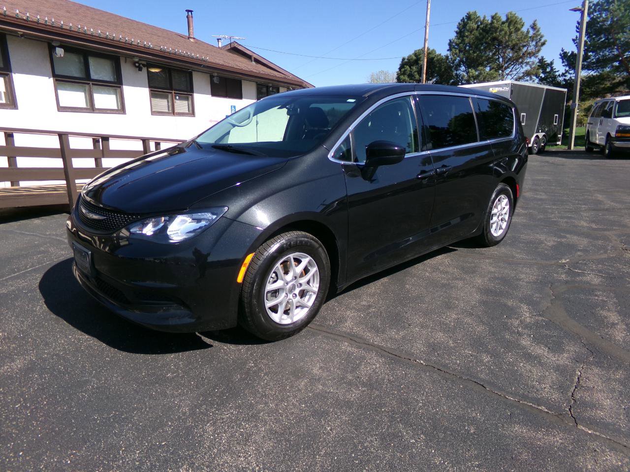 Used 2022 Chrysler Voyager LX FWD image 6