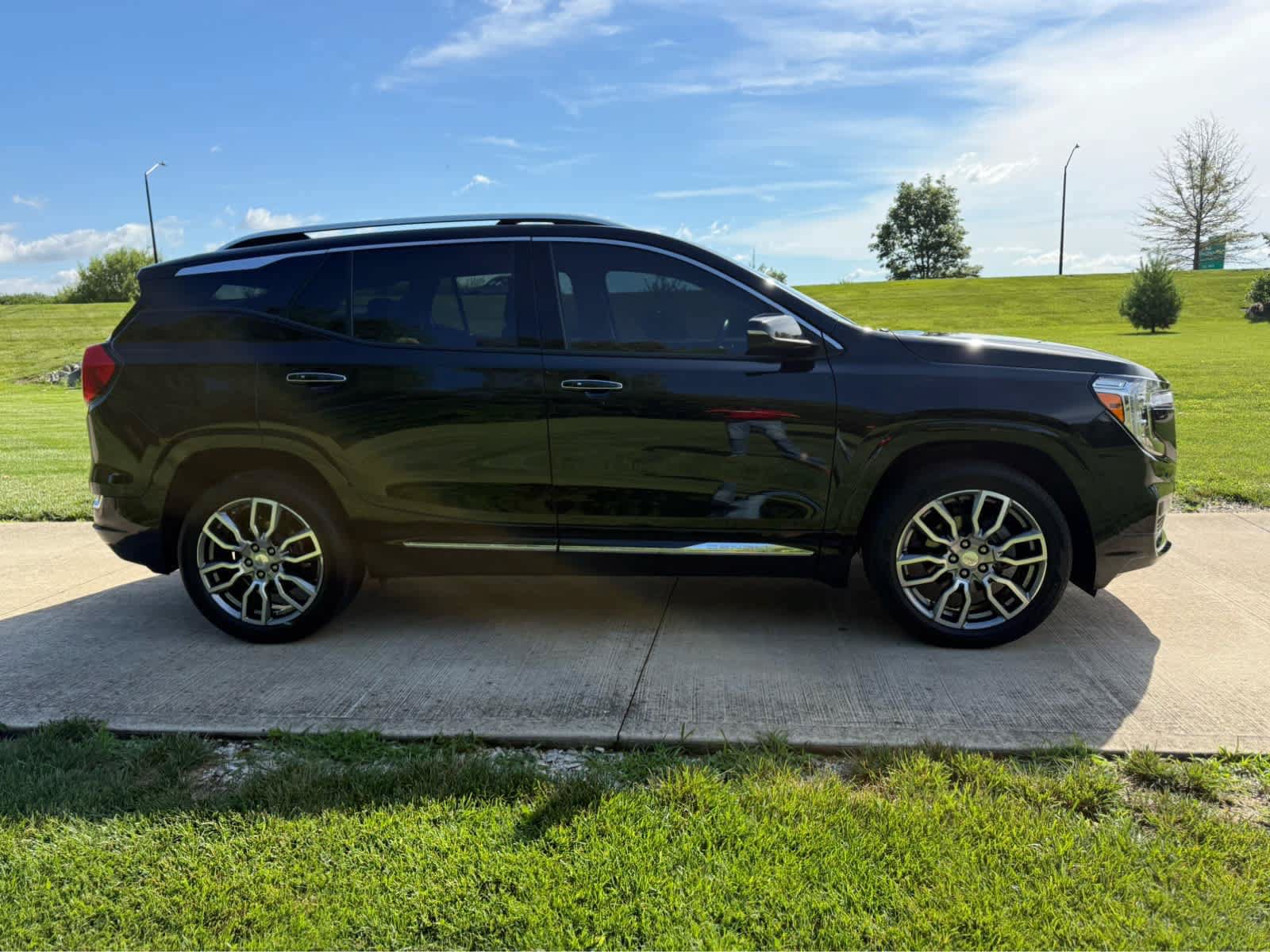 Used 2022 GMC Terrain Denali w/ LPO, Floor Liner Package AWD/4WD image 6