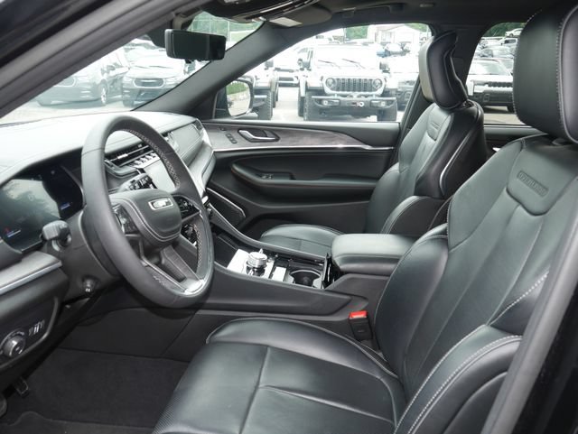 Used 2025 Jeep Grand Cherokee Overland w/ Luxury Tech Group IV AWD/4WD image 2