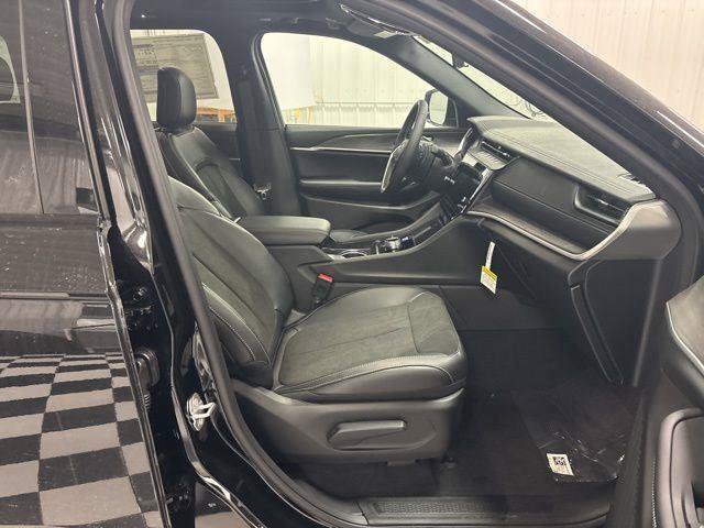 Used 2026 Jeep Grand Cherokee Altitude AWD/4WD image 36