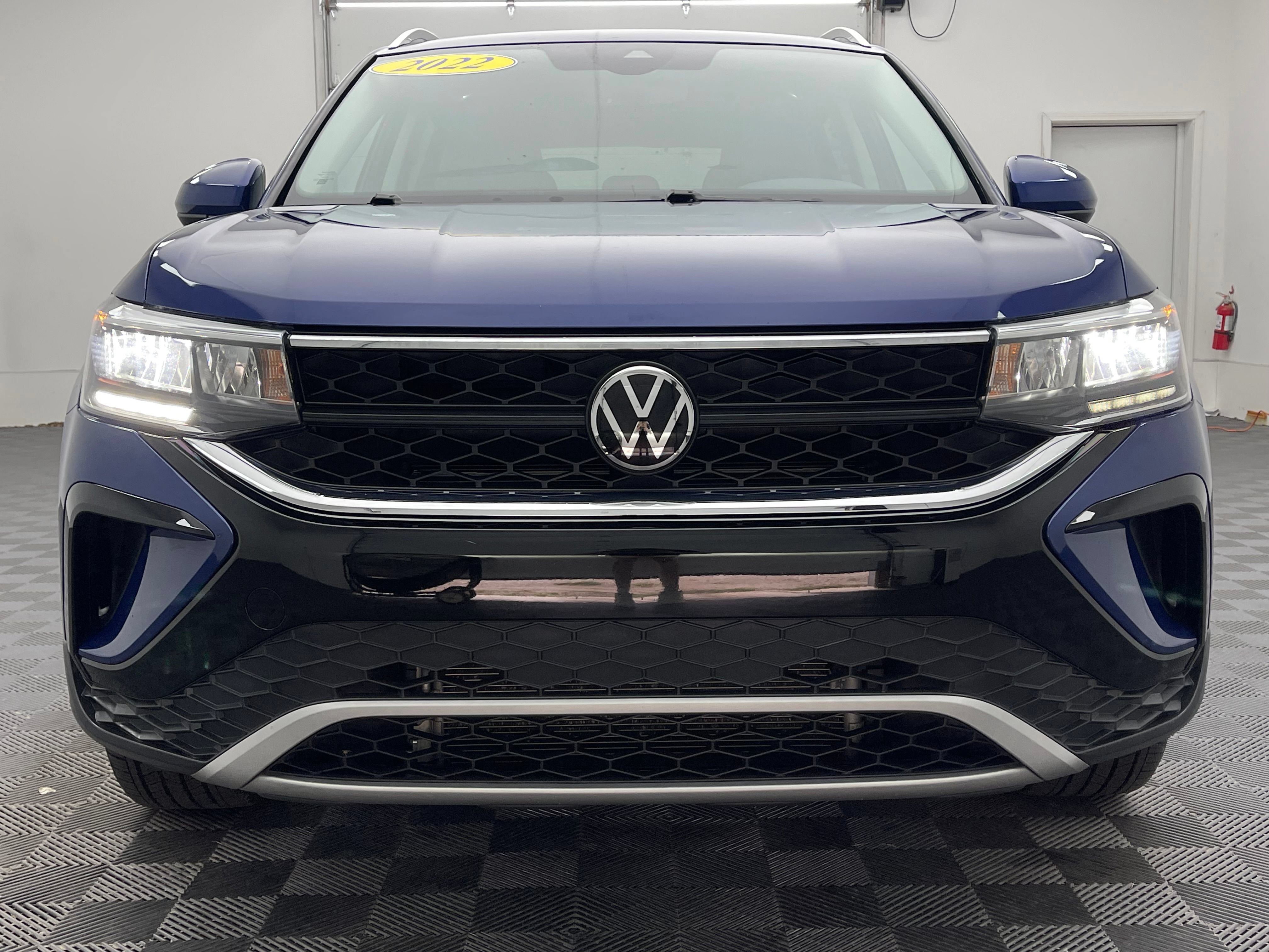 Used 2022 Volkswagen Taos SE w/ Panoramic Sunroof Package FWD image 12