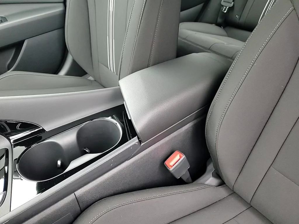 Used 2025 Hyundai Elantra SEL w/ Cargo Package image 22