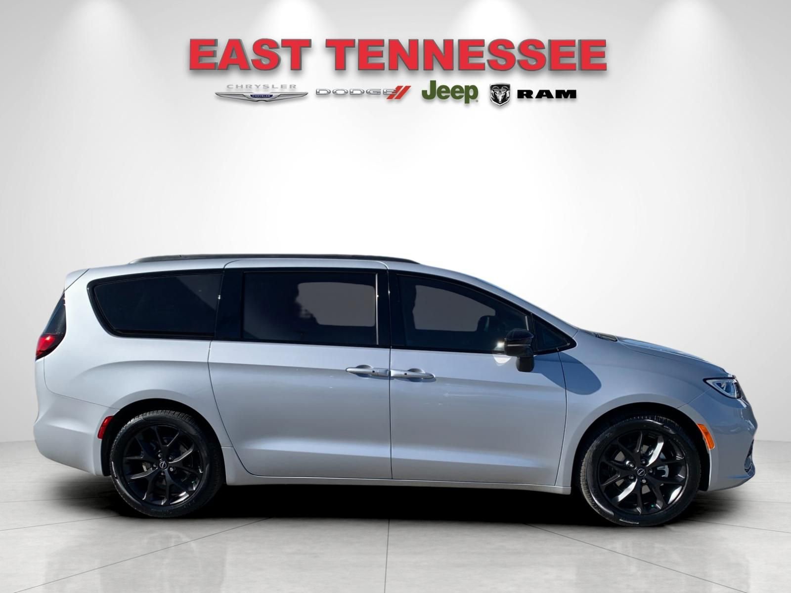 New 2026 Chrysler Pacifica Limited w/ Uconnect Theater Family Group image 2