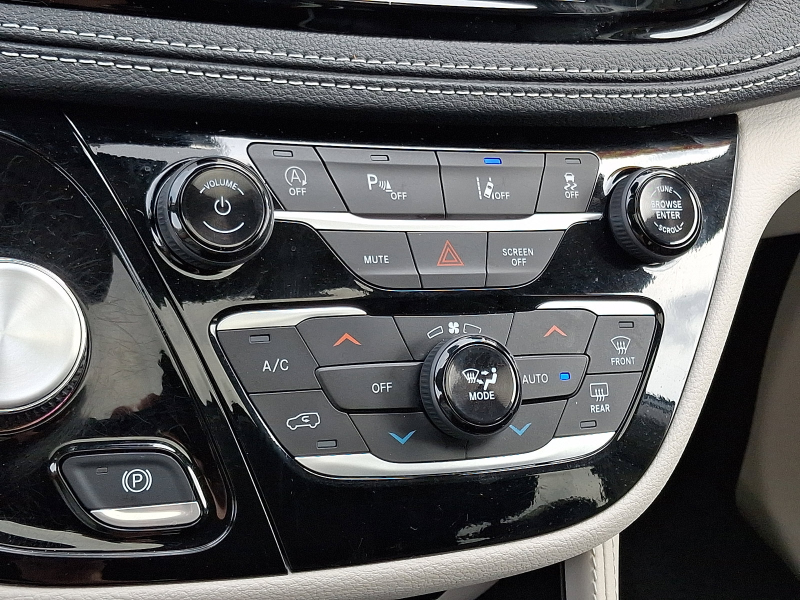 Used 2024 Chrysler Pacifica Limited image 15