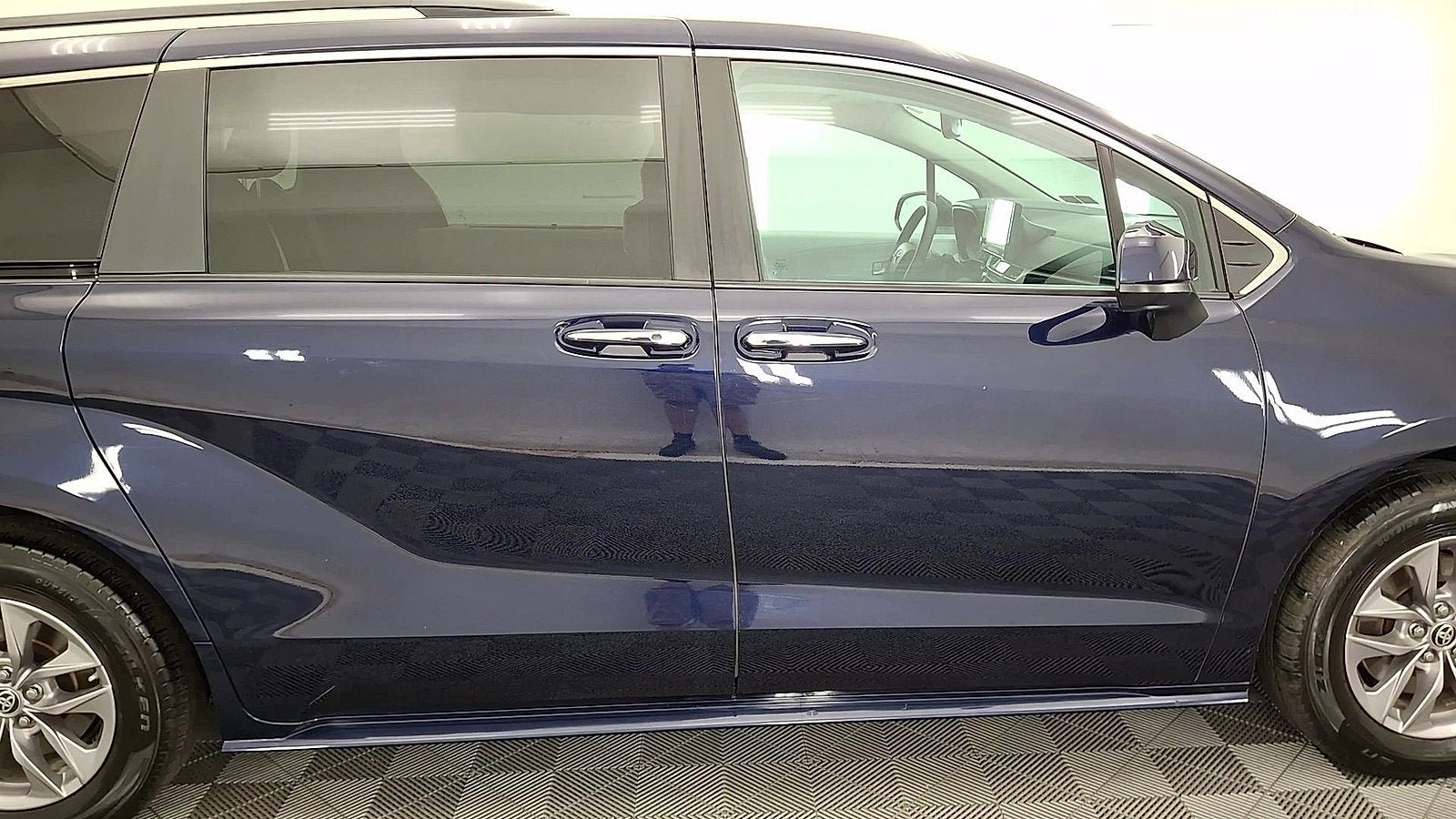 Used 2025 Toyota Sienna XLE AWD/4WD image 5