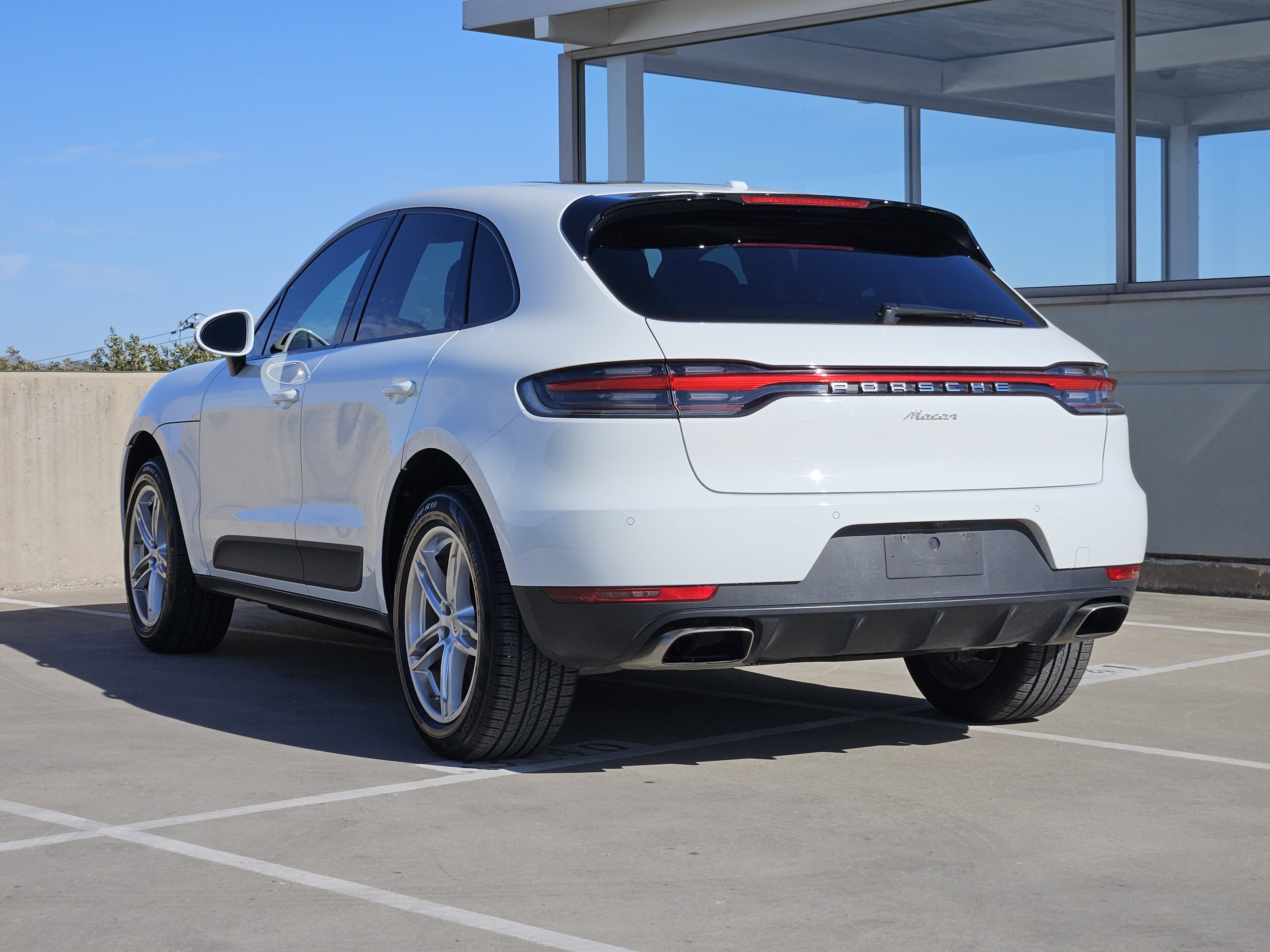 Certified 2021 Porsche Macan image 3
