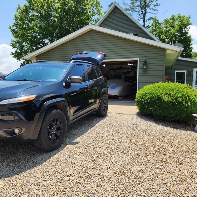 Used 2017 Jeep Cherokee Trailhawk w/ Comfort/Convenience Group AWD/4WD image 3