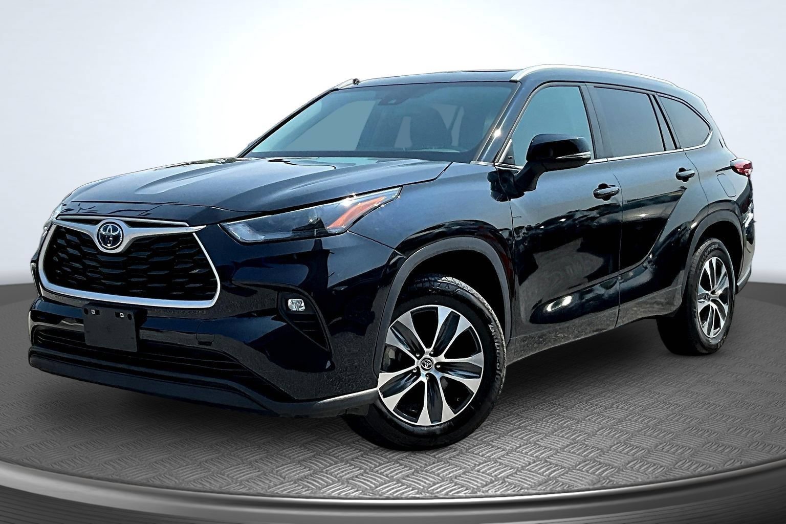 Used 2023 Toyota Highlander XLE FWD video 1