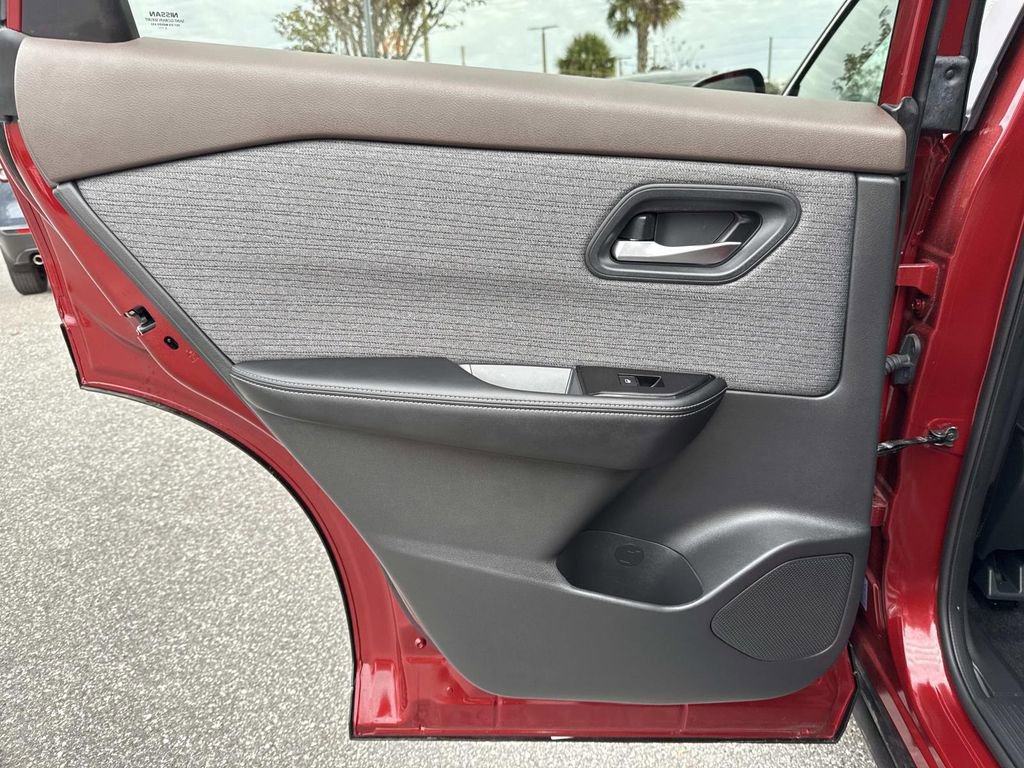 Used 2023 Nissan Rogue SV image 13