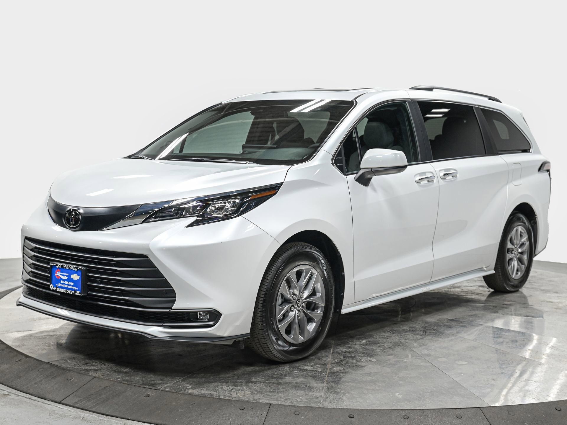 Used 2026 Toyota Sienna XLE image 1