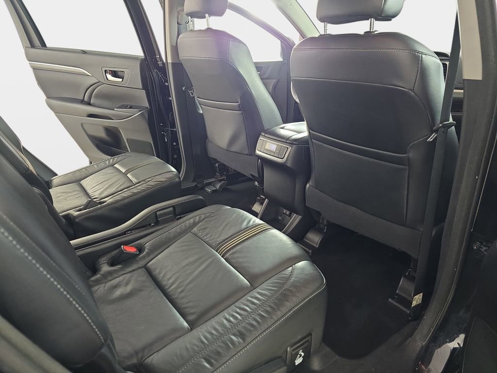 Used 2017 Toyota Highlander SE image 12