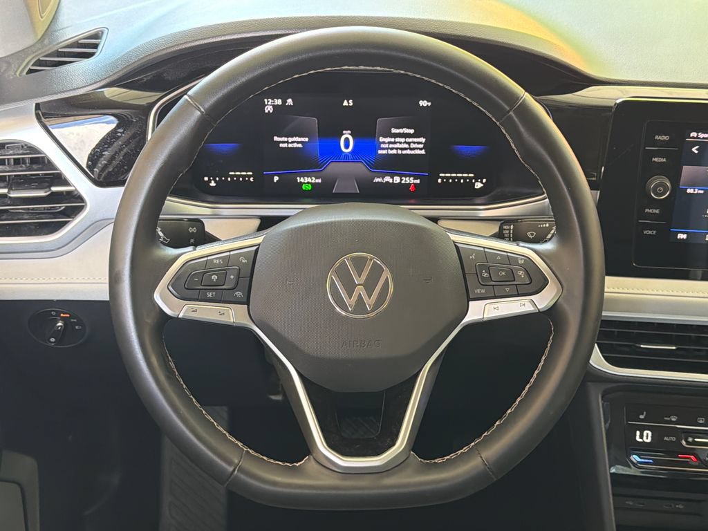 Used 2025 Volkswagen Taos SE AWD/4WD image 4