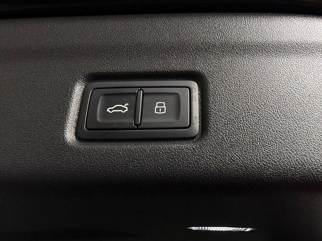 Used 2025 Audi Q6 e-tron Premium Plus w/ Premium Plus AWD/4WD image 29