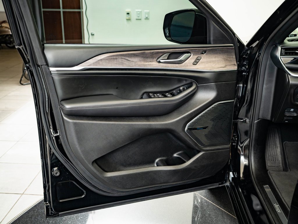 Used 2023 Jeep Grand Cherokee Overland w/ Adv Protech Group III image 24