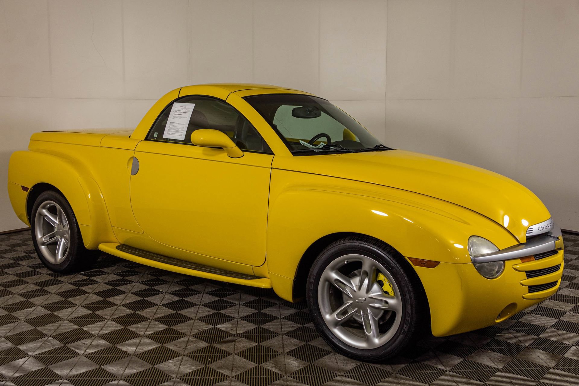 Used 2004 Chevrolet SSR w/ Preferred Equipment Group RWD image 14
