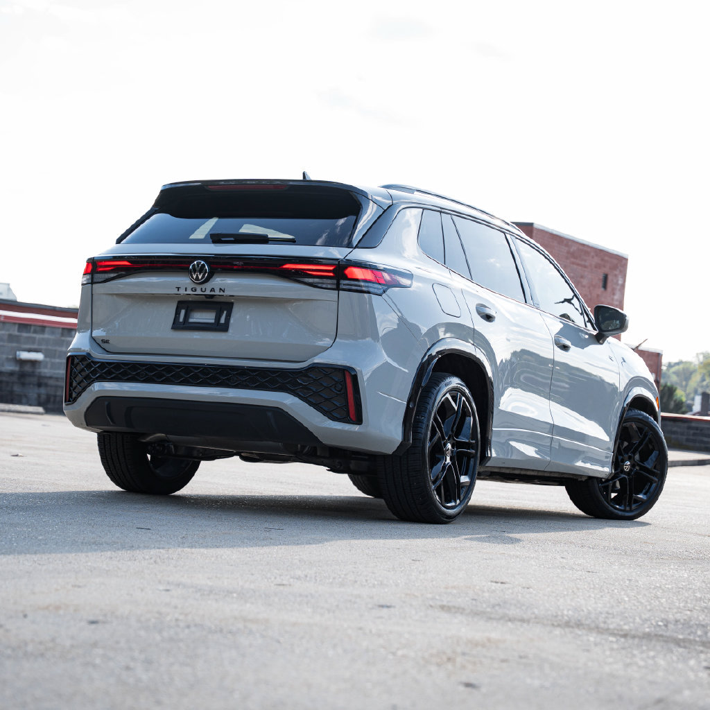 Certified 2026 Volkswagen Tiguan SE R-Line FWD image 8