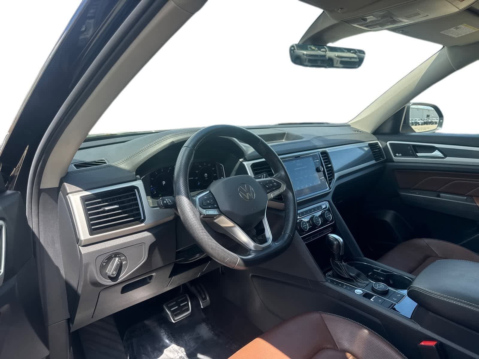 Used 2023 Volkswagen Atlas SEL Premium AWD/4WD image 2
