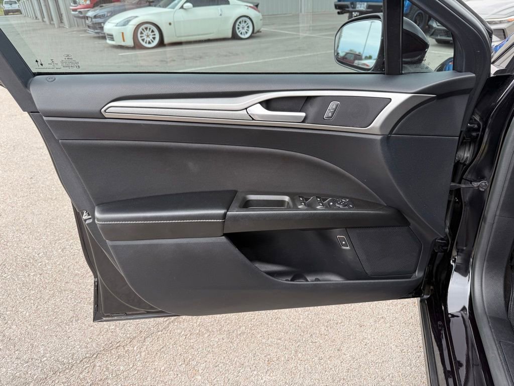 Used 2020 Ford Fusion SE FWD image 6