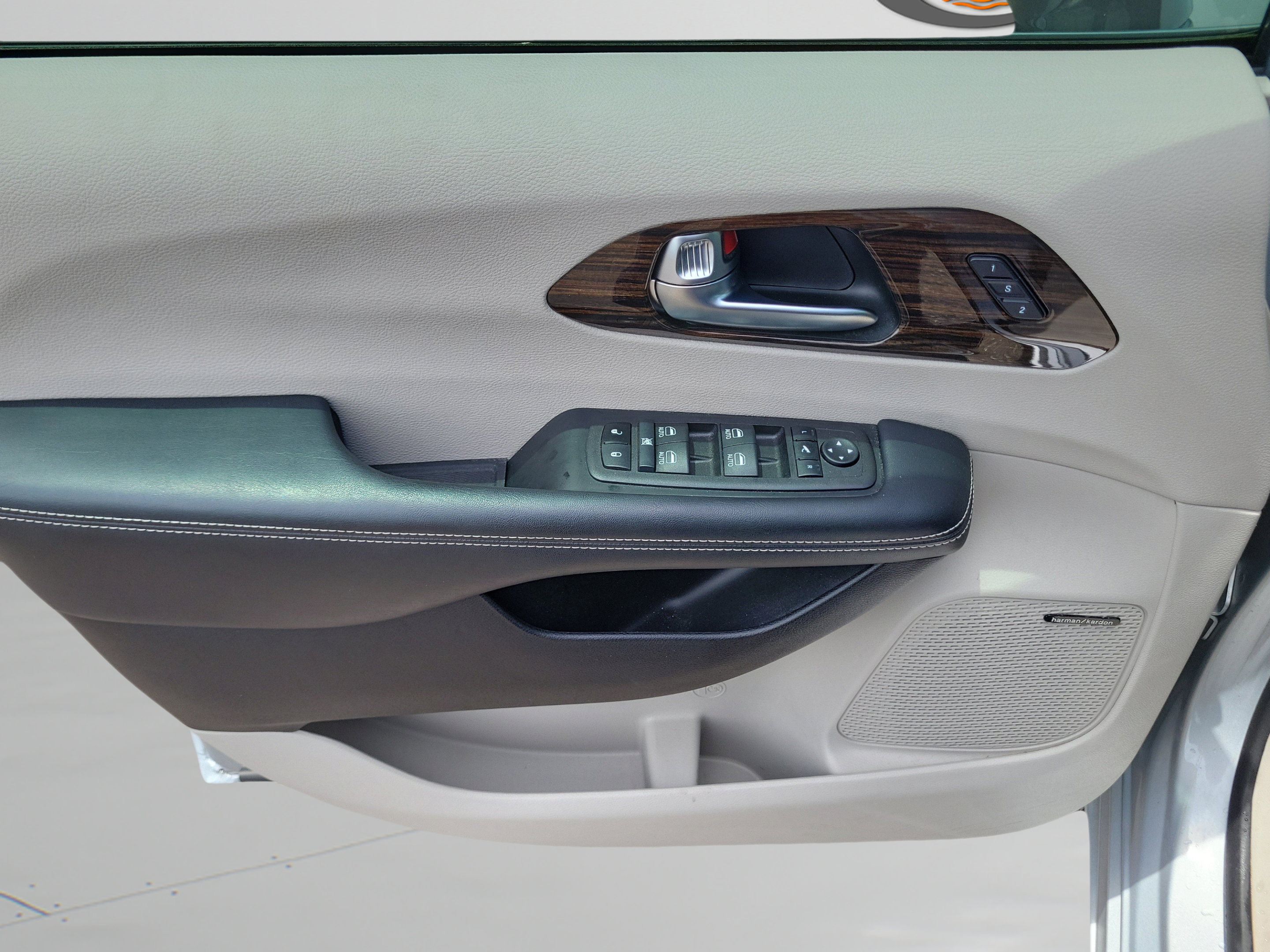 Used 2023 Chrysler Pacifica Limited w/ Uconnect Theater Family Group AWD/4WD image 23