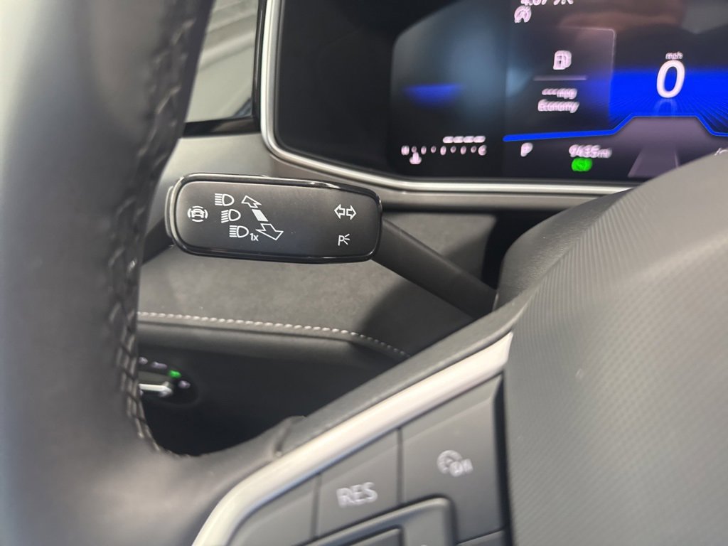 Certified 2025 Volkswagen Taos SE image 17