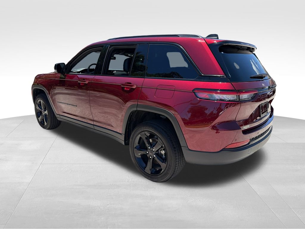 Used 2025 Jeep Grand Cherokee Altitude RWD image 5