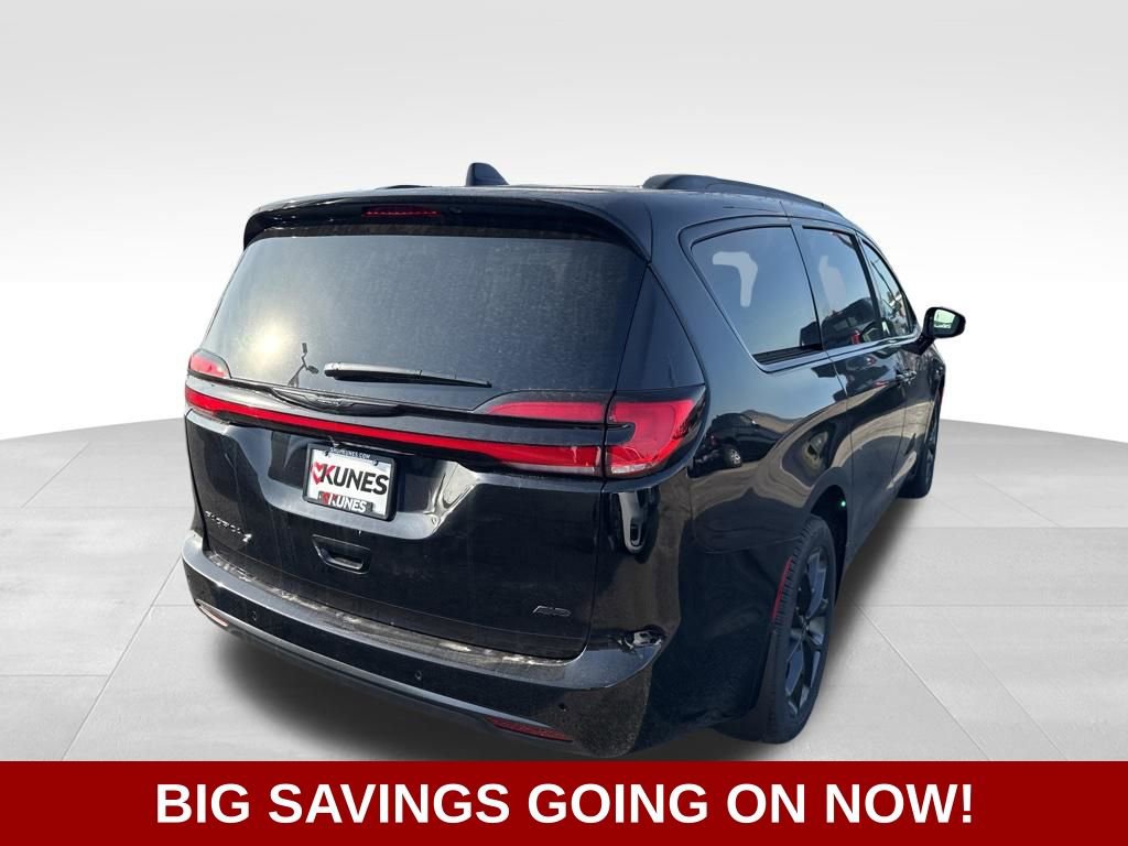 New 2026 Chrysler Pacifica Select w/ S Appearance Package image 3