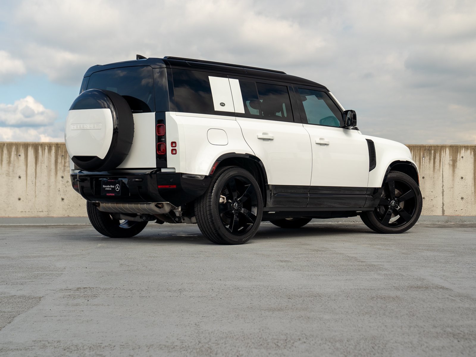 Used 2024 Land Rover Defender 110 X-Dynamic SE AWD/4WD image 4