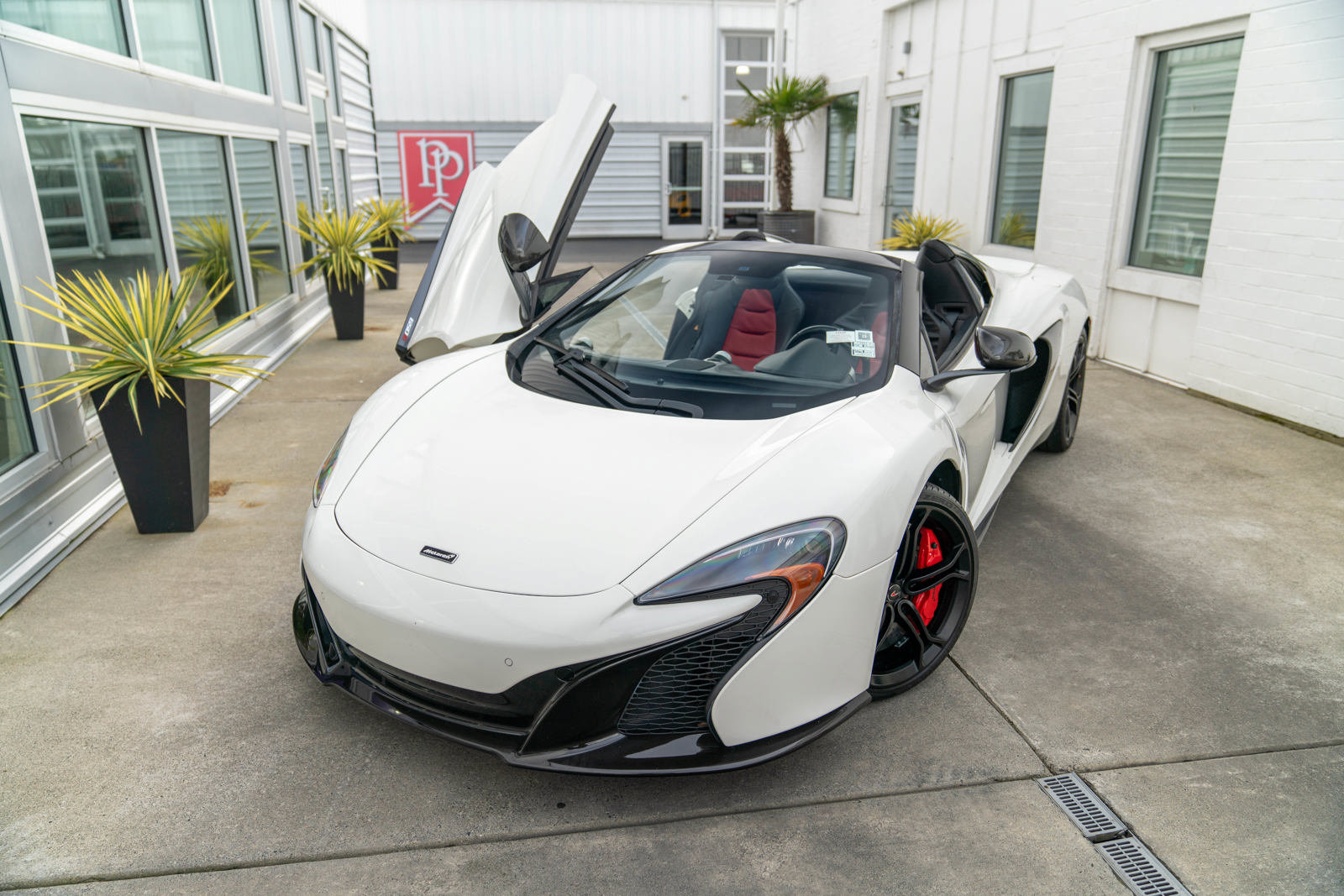 Used 2016 McLaren 650S Spider RWD image 4