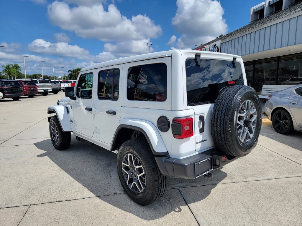 Used 2026 Jeep Wrangler Unlimited Sahara AWD/4WD image 3