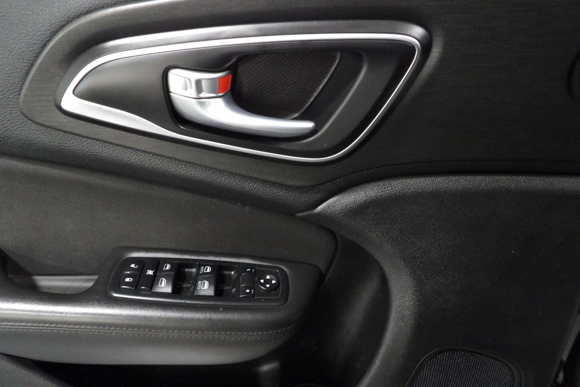 Used 2015 Chrysler 200 Limited w/ Convenience Group FWD image 8