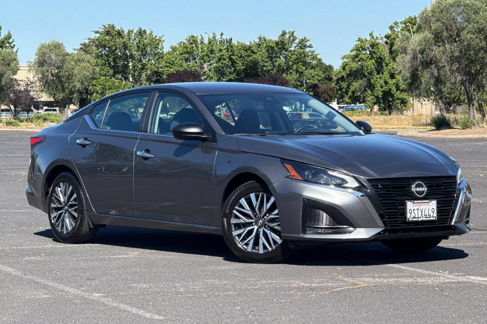 Used 2025 Nissan Altima 2.5 SV FWD image 2