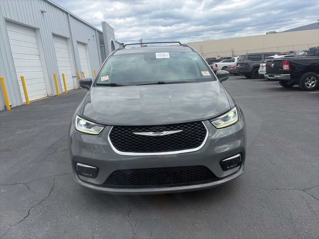 Used 2022 Chrysler Pacifica Touring-L image 2