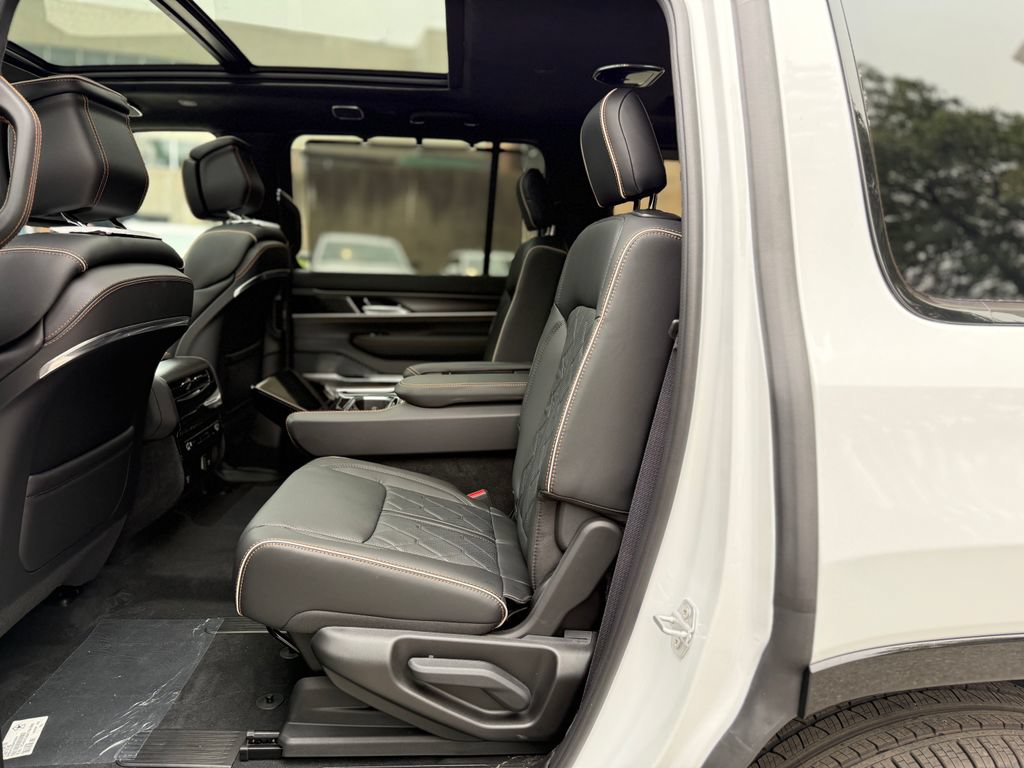 New 2026 Jeep Grand Wagoneer Summit AWD/4WD image 17