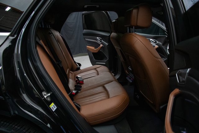 Used 2022 Audi e-tron Premium Plus w/ Premium Plus Package image 18