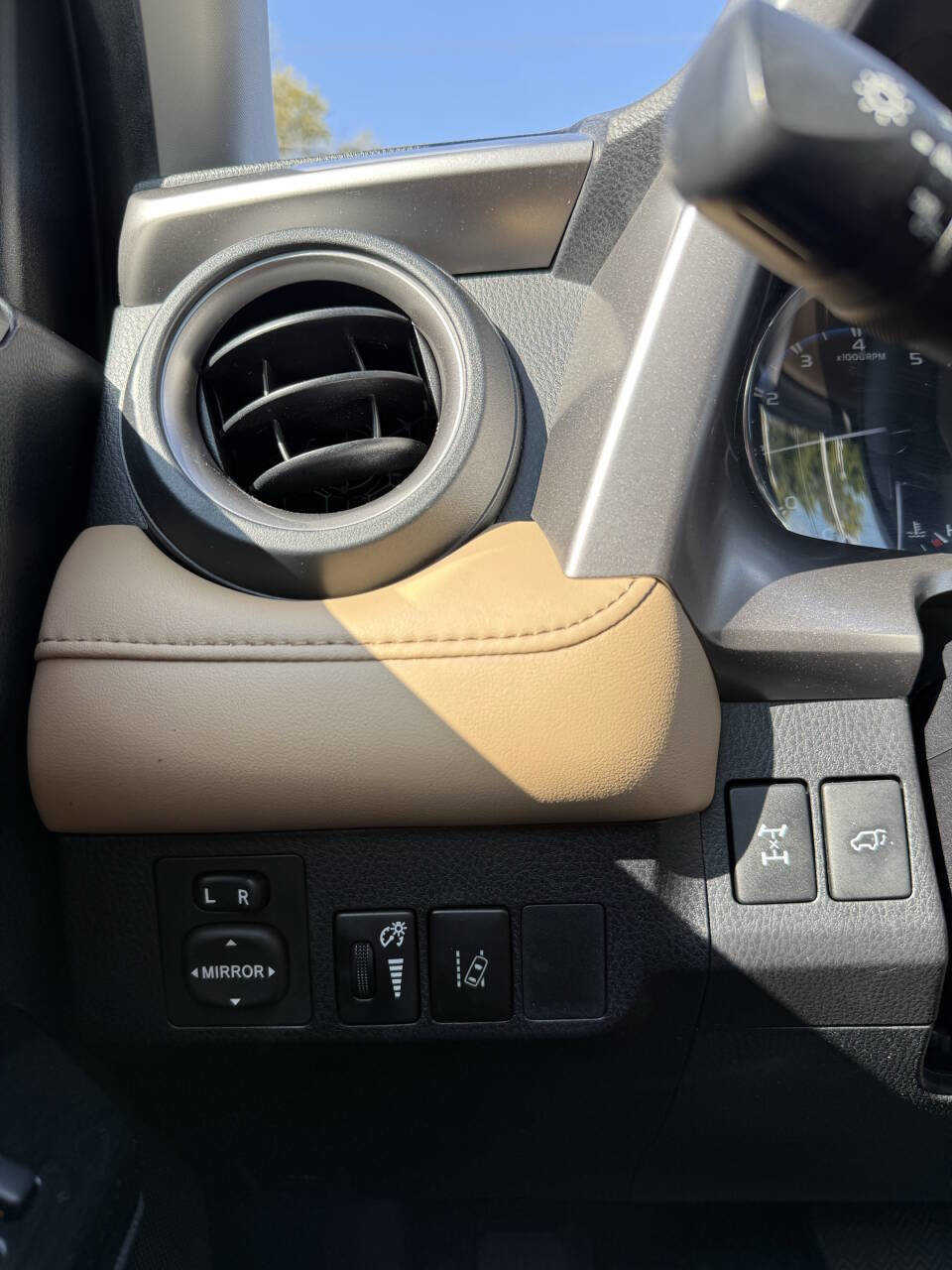 Used 2016 Toyota RAV4 Limited image 23