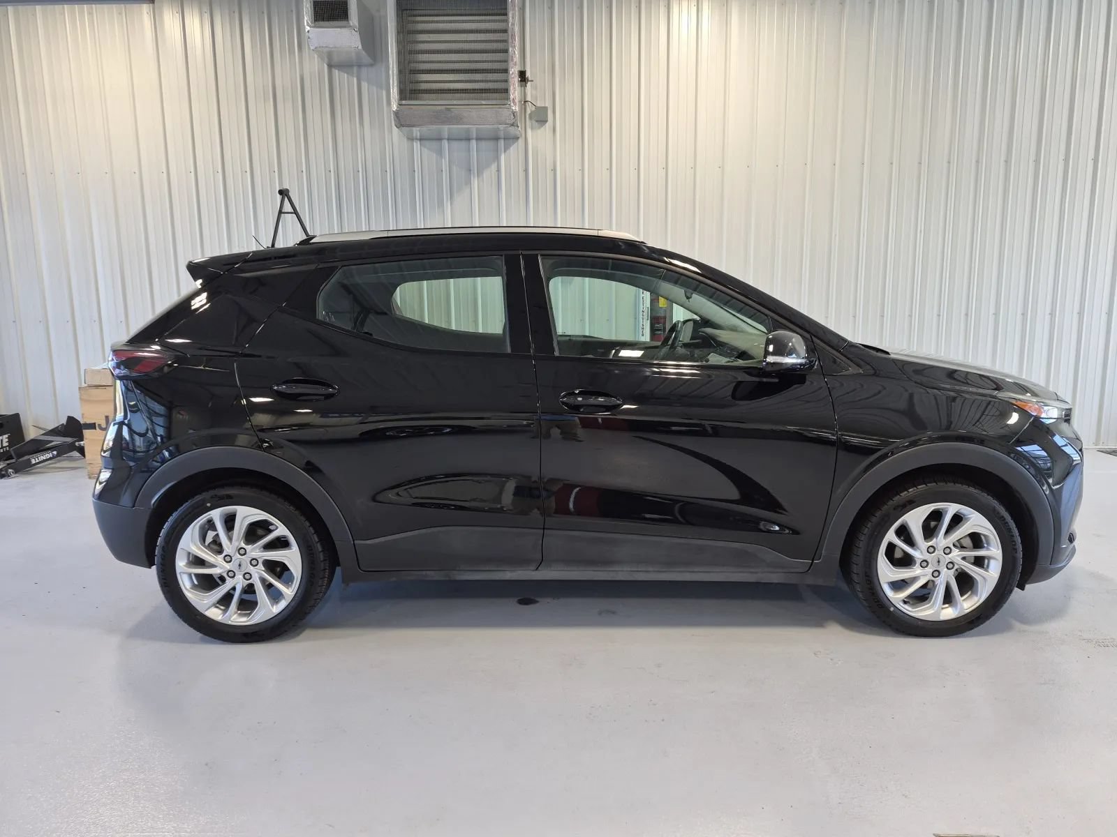 Used 2023 Chevrolet Bolt EUV LT w/ Comfort Package FWD image 2