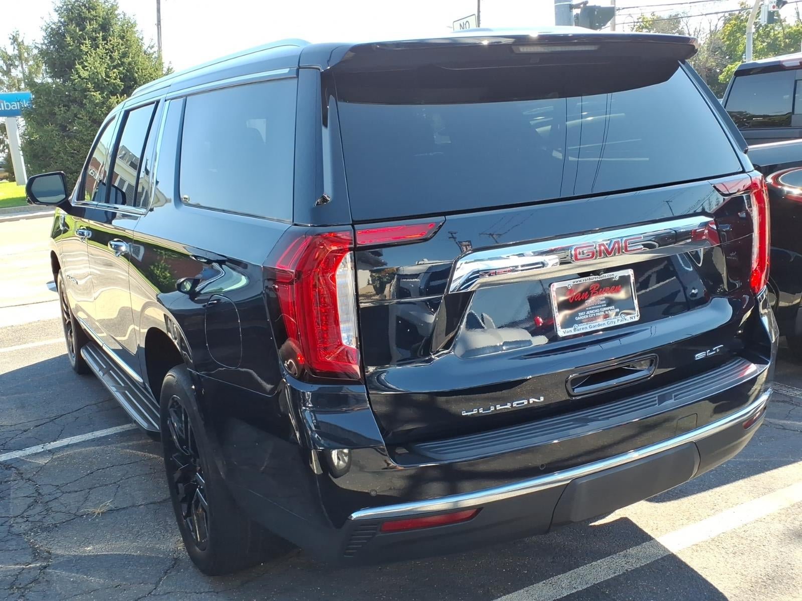 Used 2023 GMC Yukon XL SLT w/ SLT Premium Package AWD/4WD image 6