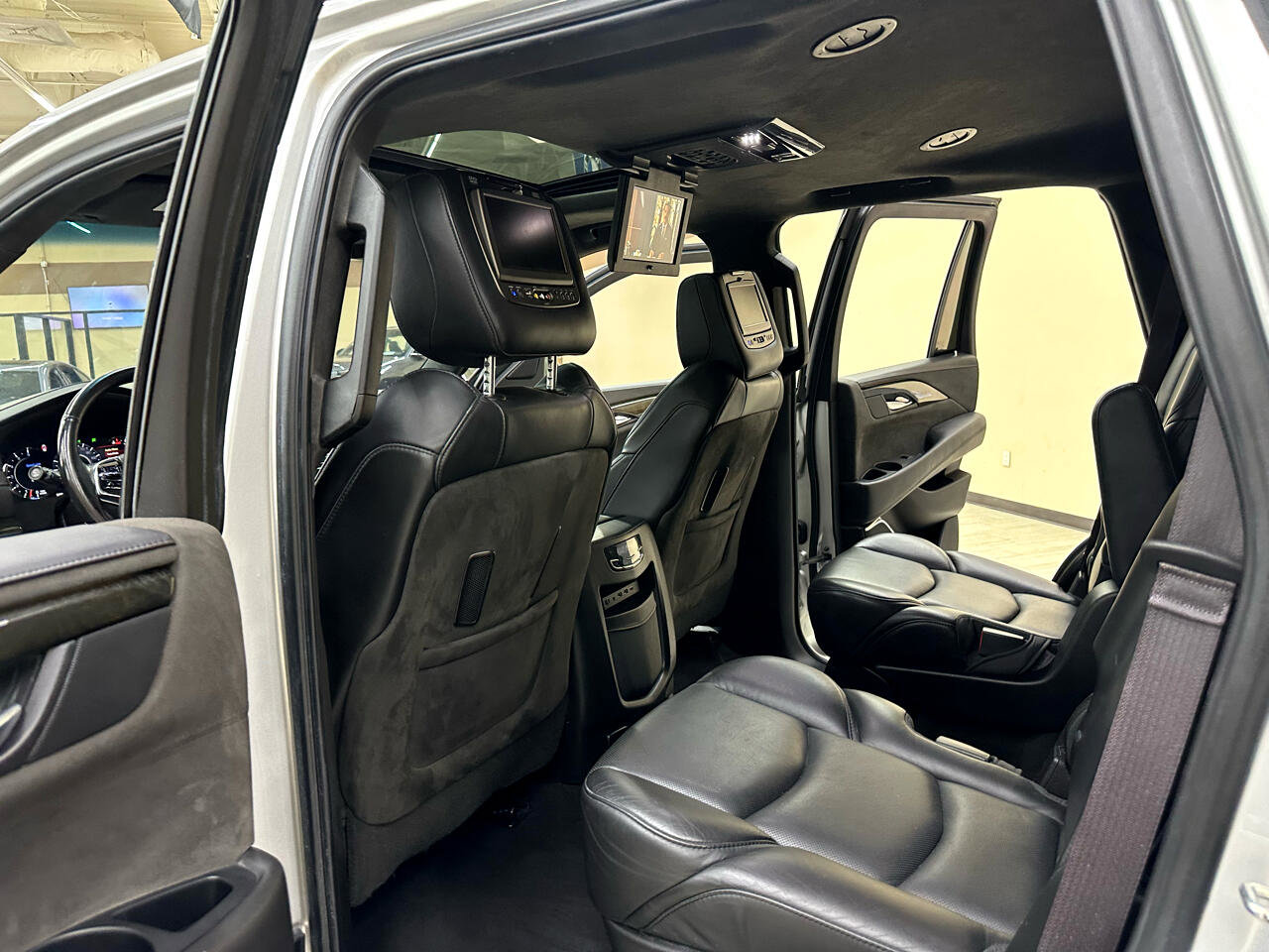 Used 2017 Cadillac Escalade Platinum image 35